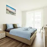شقة Urban Hideaway With Terrace & Garage