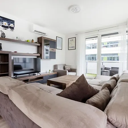 Urban Hideaway With Terrace & Garage *