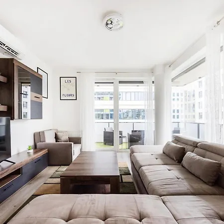 Urban Hideaway With Terrace & Garage *