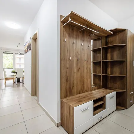 Daire Urban Hideaway With Terrace & Garage