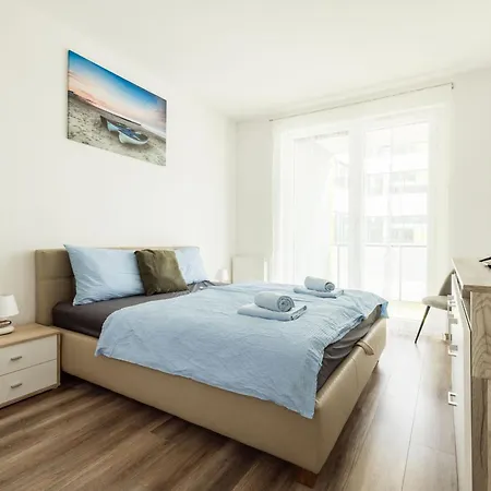 Daire Urban Hideaway With Terrace & Garage